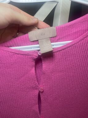 H&M Bright Pink Ribbed Button-Back Top